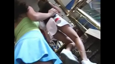 Upskirt: Gostosas no restaurante